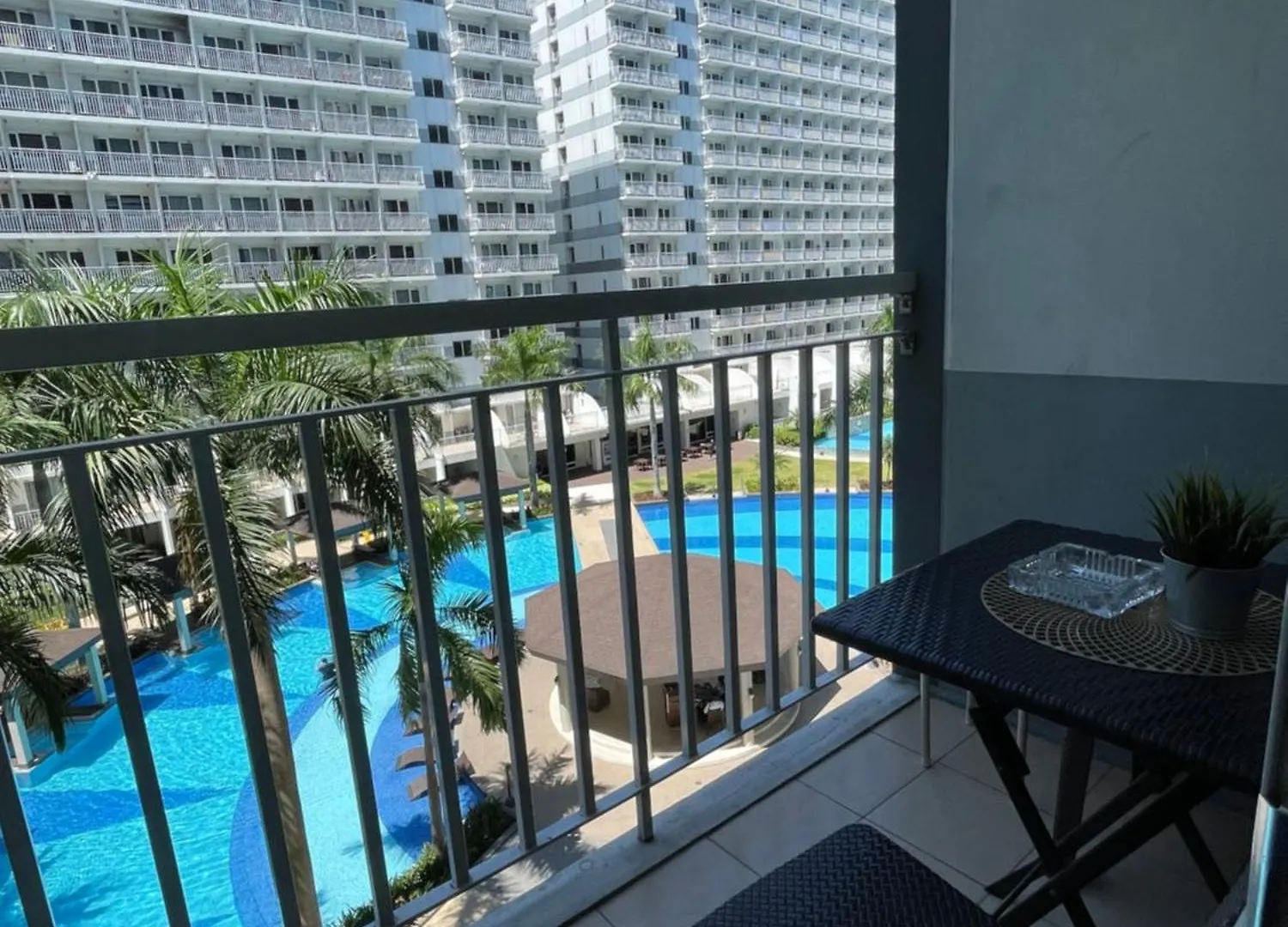Icy Condotel In Shell Residences Manila Apartment